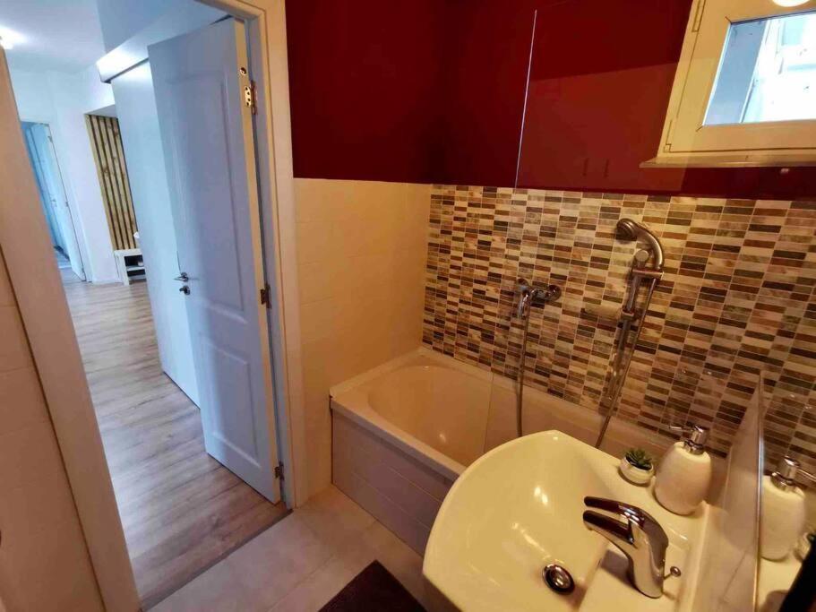 Lovely 3-Bedroom Apartment In The City Center Timisoara Exterior photo
