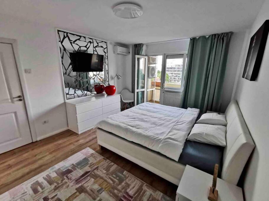 Lovely 3-Bedroom Apartment In The City Center Timisoara Exterior photo